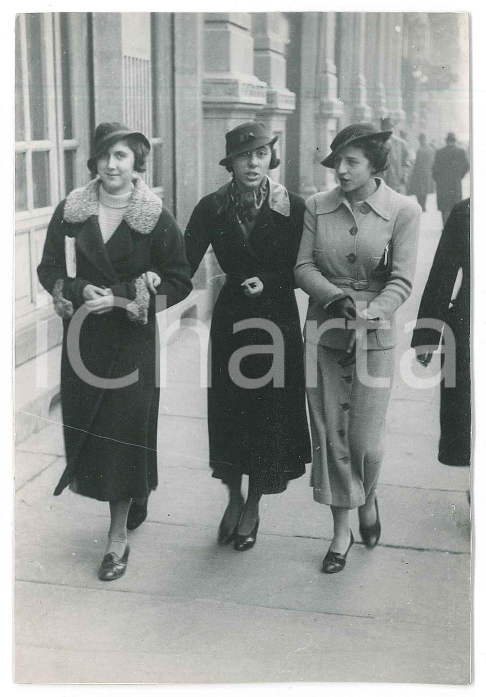 1934 TORINO Cinema CORSO - Tre donne a passeggio *Foto OTTOLENGHI 9x14 cm  Fotografia originale d'epoca,  in formato cartolina postale, con didascalia dattiloscritta al verso.Sono indicate: Anna Maria Gerardi, Rosa Gervasio e Iolanda Cavallero. GOOD/buono lievi graffi superficiali Formato: 9x14 cm originale e autentica 1