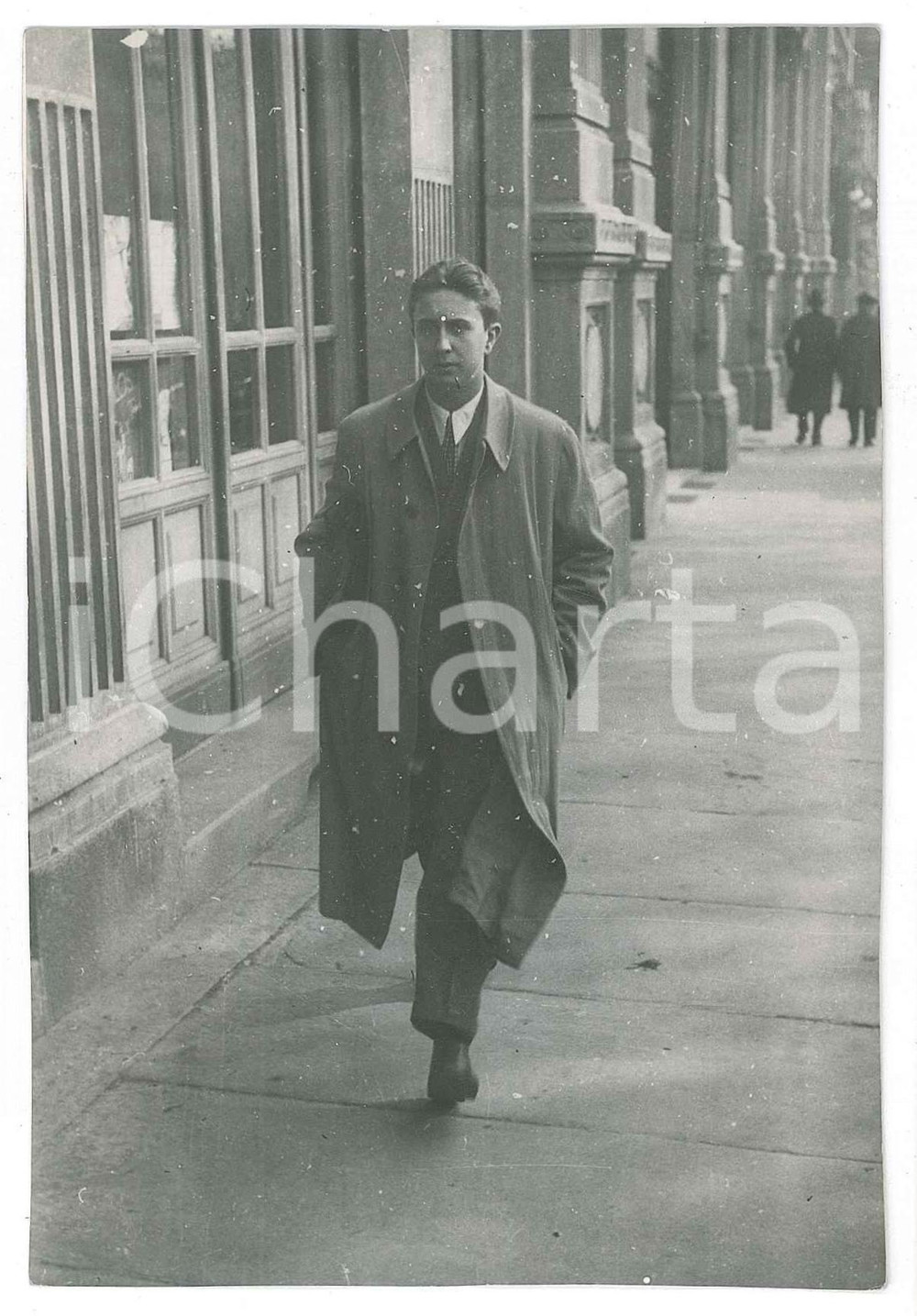 1934 TORINO Cinema CORSO - Uomo a passeggio *Foto OTTOLENGHI 9x14 cm  Fotografia originale d'epoca,  in formato cartolina postale, con didascalia dattiloscritta al verso.E' ritratto Alfredo Gerardi. POOR/danneggiato difetti di stampa Formato: 9x14 cm originale e autentica 1