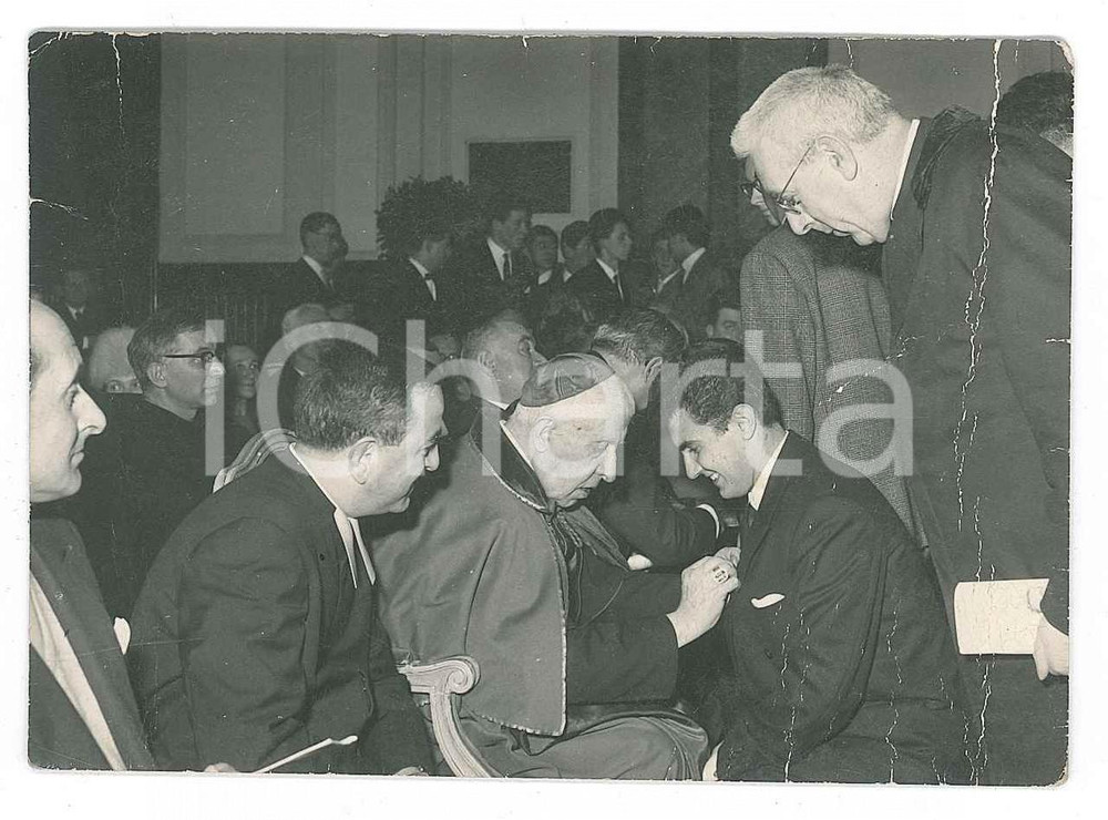1959 TORINO Collegio S. Giuseppe - Card. Maurilio FOSSATI premia studenti *Foto  Fotografia originale d'epoca. VERY POOR/gravemente danneggiato profonde piegature verticali Formato: 10x7 cm originale e autentica 1