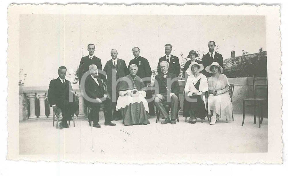 1932 Santuario del SELVAGGIO - Card. Maurilio FOSSATI Mons. Carlo BOVERO *Foto 2  Fotografia d'epoca, con didascalia dattiloscritta al verso che indica la data del 1932 con un punto di domanda (ma la data &egrave; quasi certamente esatta, poich&eacute; mons. Bovero mor&igrave; nel 1935).La fotografia ritrae l'arcivescovo di Torino durante una visita al Santuario del Selvaggio (Giaveno), eretto nel 1926 per volont&agrave; di mons. Carlo Bovero che ne divenne rettore e che &egrave; presente alle spalle del card. Fossati.Gli altri soggetti sono indicati come: Guido Gerardi, Cesarina Gerardi, sig. Rivoira, Beppe Ughetti ed Elena Moda. GOOD/buono minime sovraimpressioni della didascalia al verso Formato: 10x6 cm originale e autentica 1