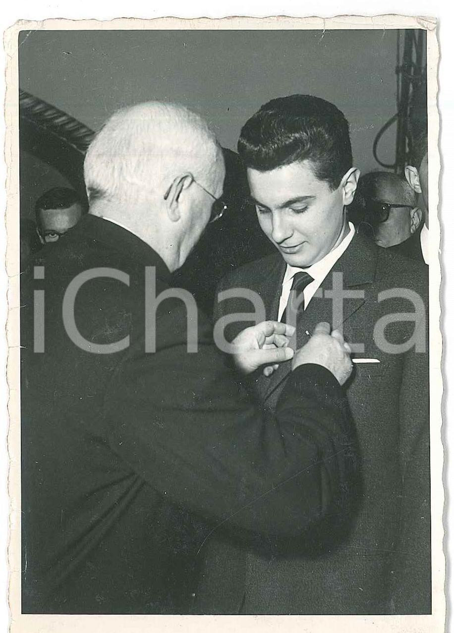 1959 TORINO Collegio S. Giuseppe - Don Francesco FERRARIS premia studenti *Foto  Fotografia d'epoca con didascalia al verso.Lo studente premiato &egrave; indicato come Guido Gasparri. FAIR/discreto lievi piegature marginali e macchie in trasparenza Formato: 7x10 cm originale e autentica 1