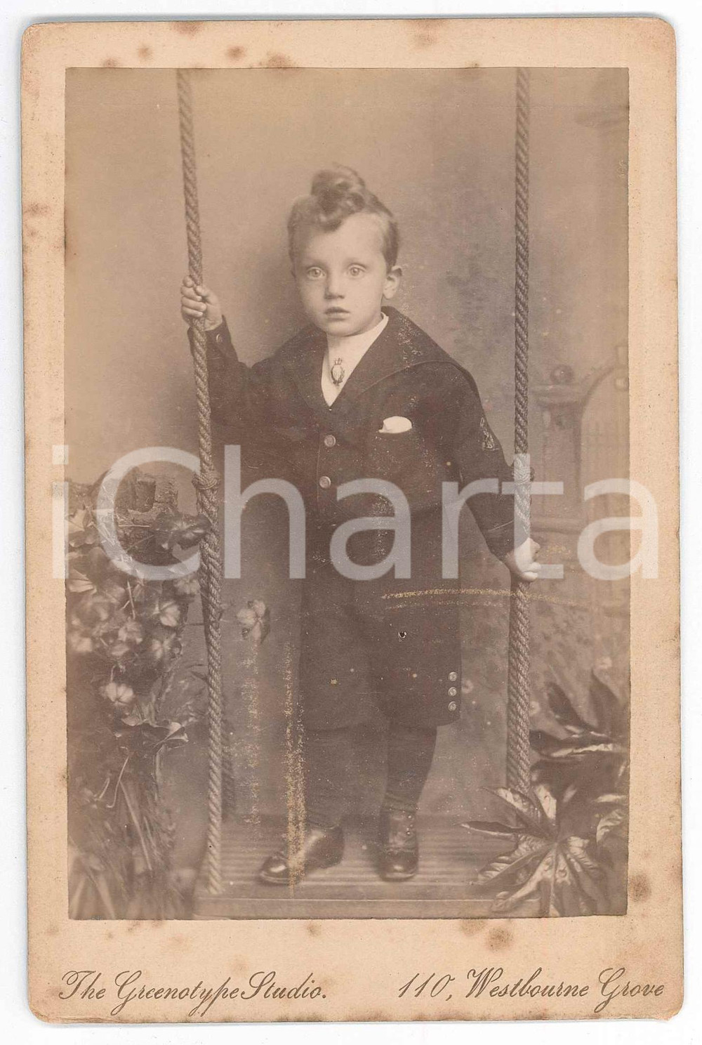 1894 LONDON Portrait of Eric CONSTABLE aged 3 years -  Swing - Photo Fotografia d'epoca, montata su cartoncino rigido.FOTOGRAFO: The Greenotype Studio - 110, Westbourne Grove, London POOR/danneggiato fioriture Formato: 11x16 cm originale e autentica 1
