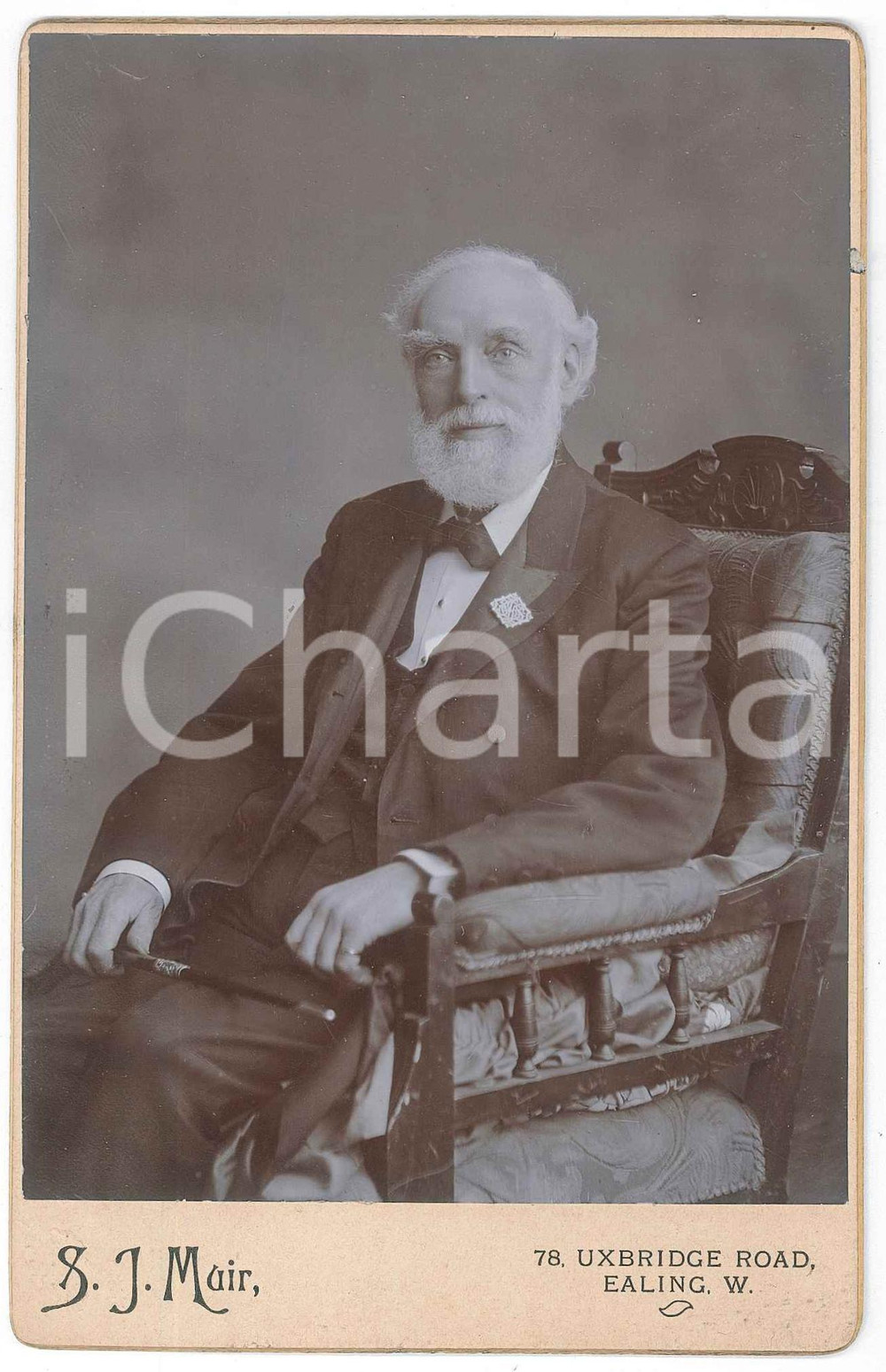 1890 ca LONDON EALING Portrait of a seated man - Photo S. J. MUIR Fotografia d'epoca, montata su cartoncino rigido.FOTOGRAFO: Samuel John Muir - 78 Uxbridge Road, Ealing FAIR/discreto piegatura al lato sinistro Formato: 11x16 cm originale e autentica 1