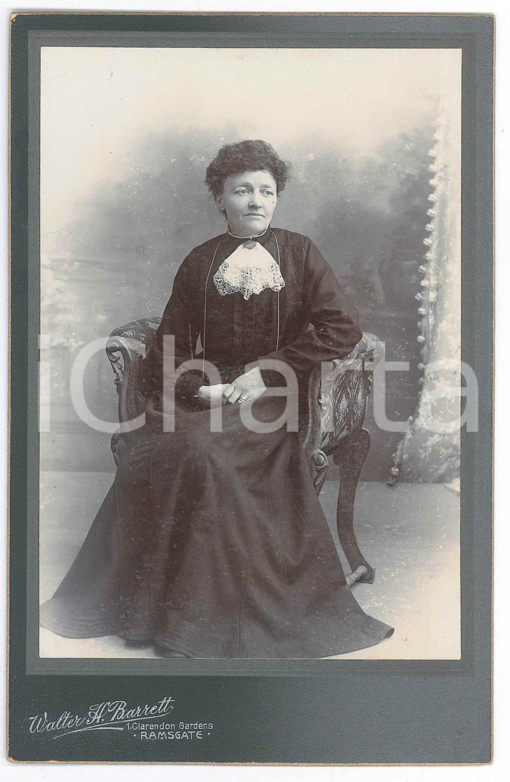 Fotografia d epoca originale 1890 ca RAMSGATE KENT, UK Portrait of a seated woman  Photo Walter H. BARRETT 1