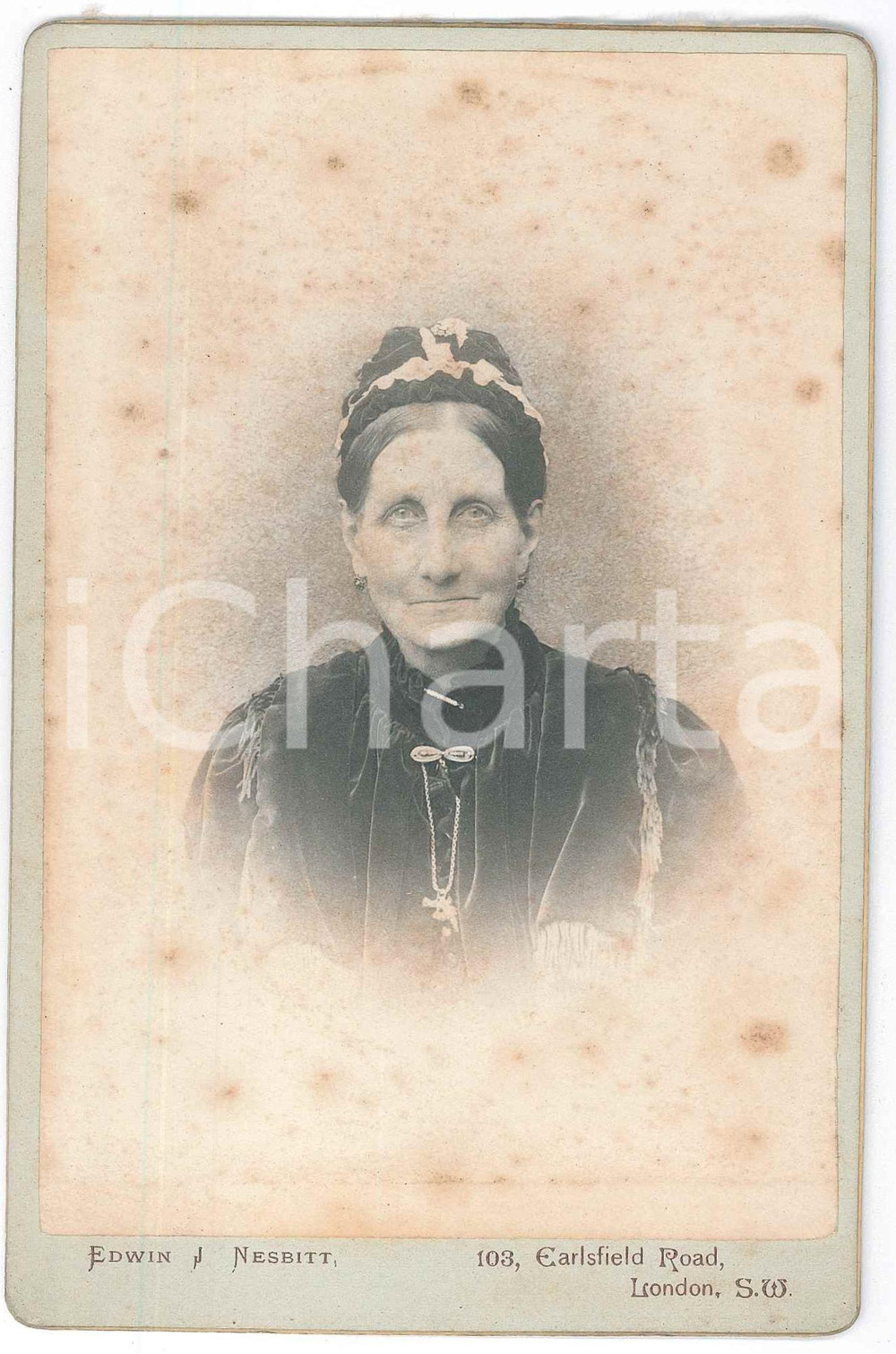 1890 ca LONDON Portrait of an old woman -  Photo Edwin J. NESBITT 11x16 cm Fotografia d'epoca, montata su cartoncino rigido. POOR/danneggiato fioriture Formato: 11x16 cm originale e autentica 1