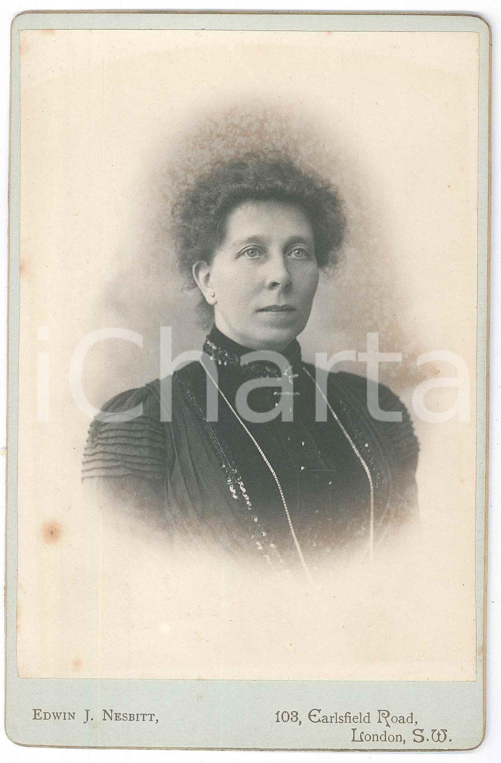 1890 ca LONDON Portrait of a woman -  Photo Edwin J. NESBITT 11x16 cm Fotografia d'epoca, montata su cartoncino rigido. GOOD/buono lievi fioriture Formato: 11x16 cm originale e autentica 1