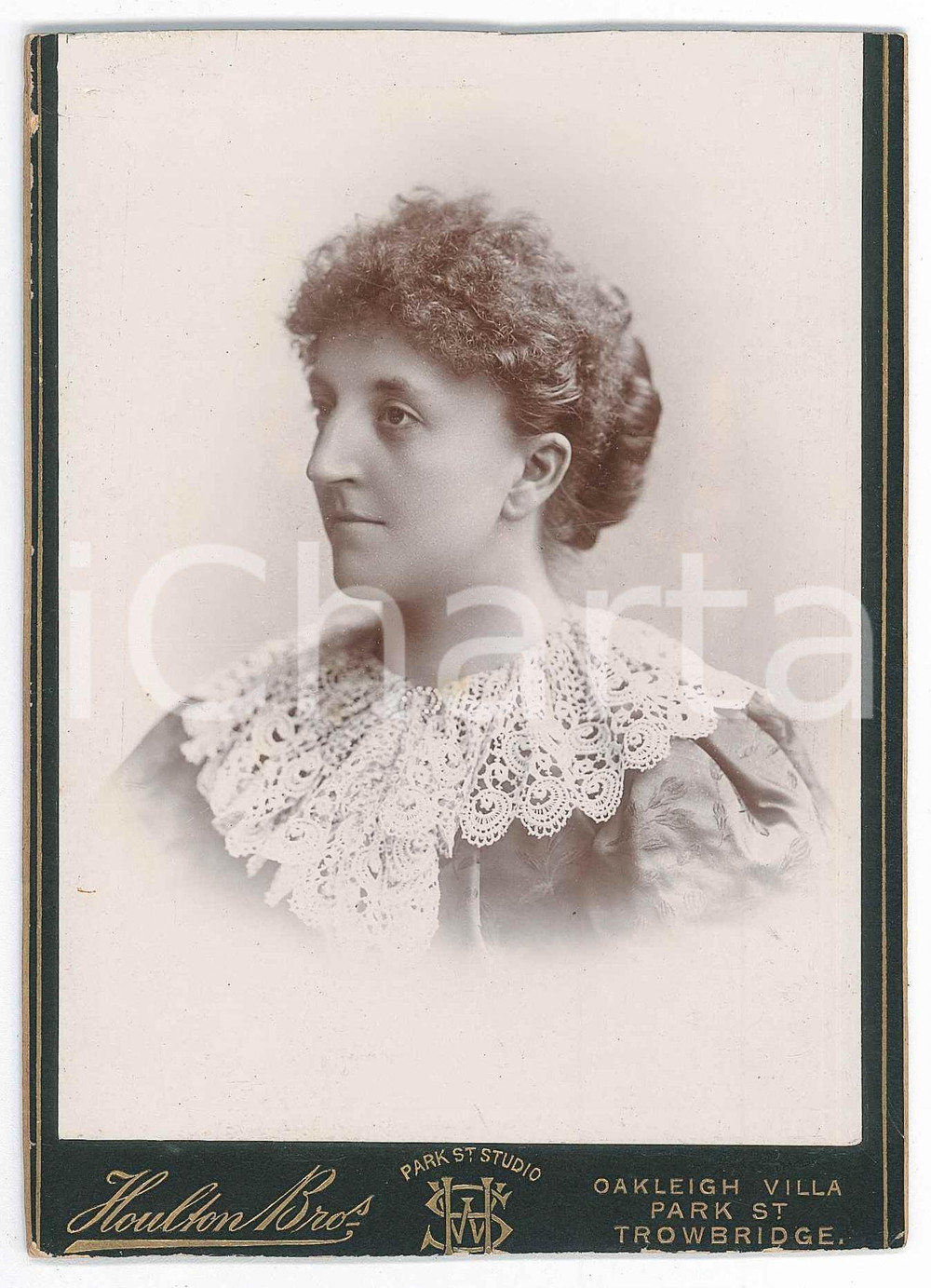 1890 ca TROWBRIDGE (WILTSHIRE, UK) Portrait of a woman - Photo HOULTON Bros Fotografia d'epoca, montata su cartoncino rigido. POOR/danneggiato margini rifilati al lato superiore e inferiore Formato: 11x15 cm originale e autentica 1