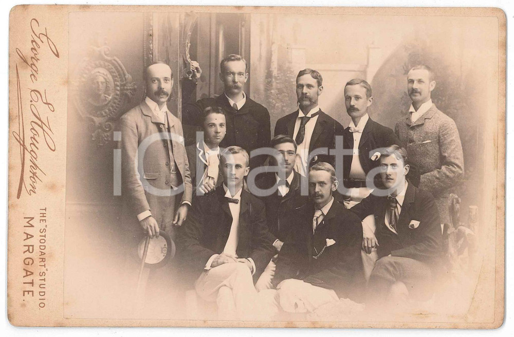 1890 ca MARGATE (KENT, UK) Portrait of a group of men - Photo HOUGHTON Fotografia d'epoca, montata su cartoncino rigido.FOTOGRAFO: George E. Houghton - The Stodart Studio, Margate GOOD/buono  Formato: 16x11 cm originale e autentica 1