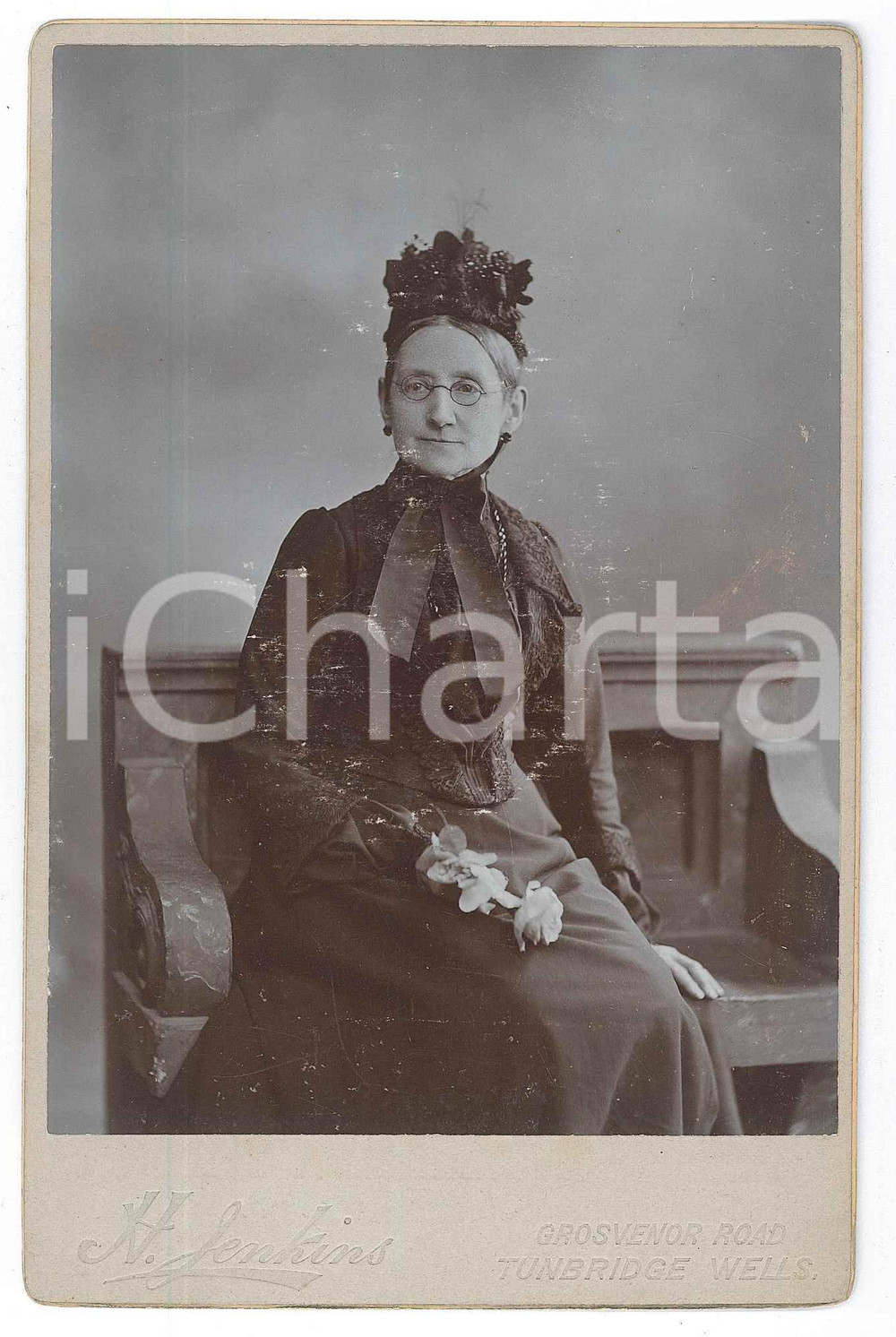1890 ca TUNBRIDGE WELLS (KENT, UK) Portrait of a lady with glasses *Photo Fotografia d'epoca, montata su cartoncino rigido.FOTOGRAFO: H. Jenkins - Alpha Studio, Grosvenor Road, Tunbridge Wells FAIR/discreto minime abrasioni superficiali Formato: 11x16 cm originale e autentica 1