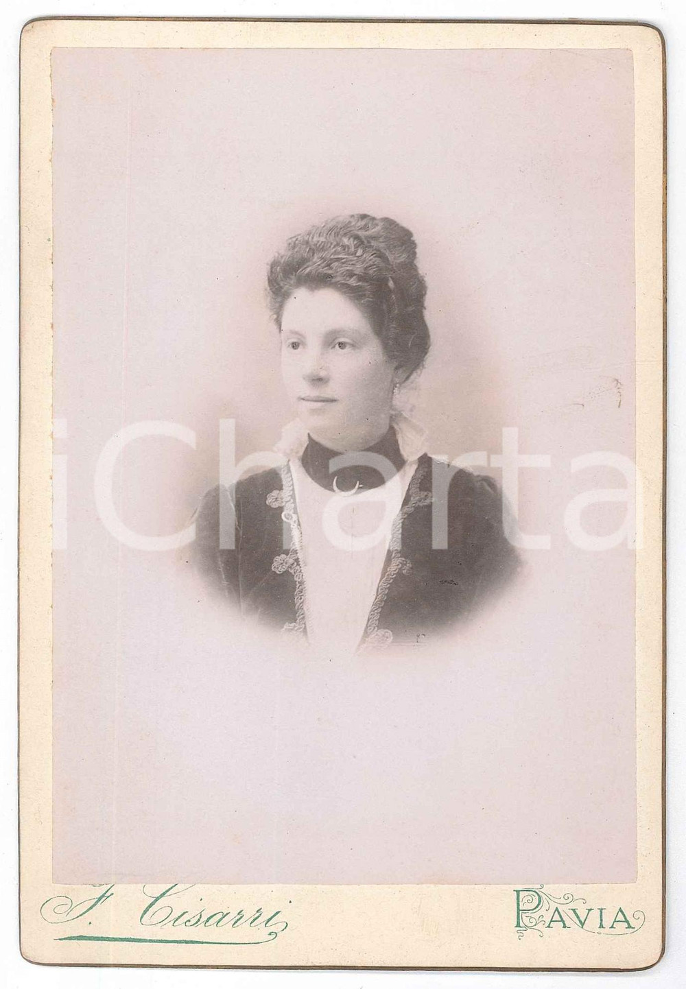 1890 ca PAVIA Ritratto di giovane donna - Busto - Foto F. CISARRI Fotografia d'epoca, montata su cartoncino rigido.FOTOGRAFO: Francesco Cisarri - Pavia, via Felice Cavallotti 4 GOOD/buono  Formato: 11x16 cm originale e autentica 1