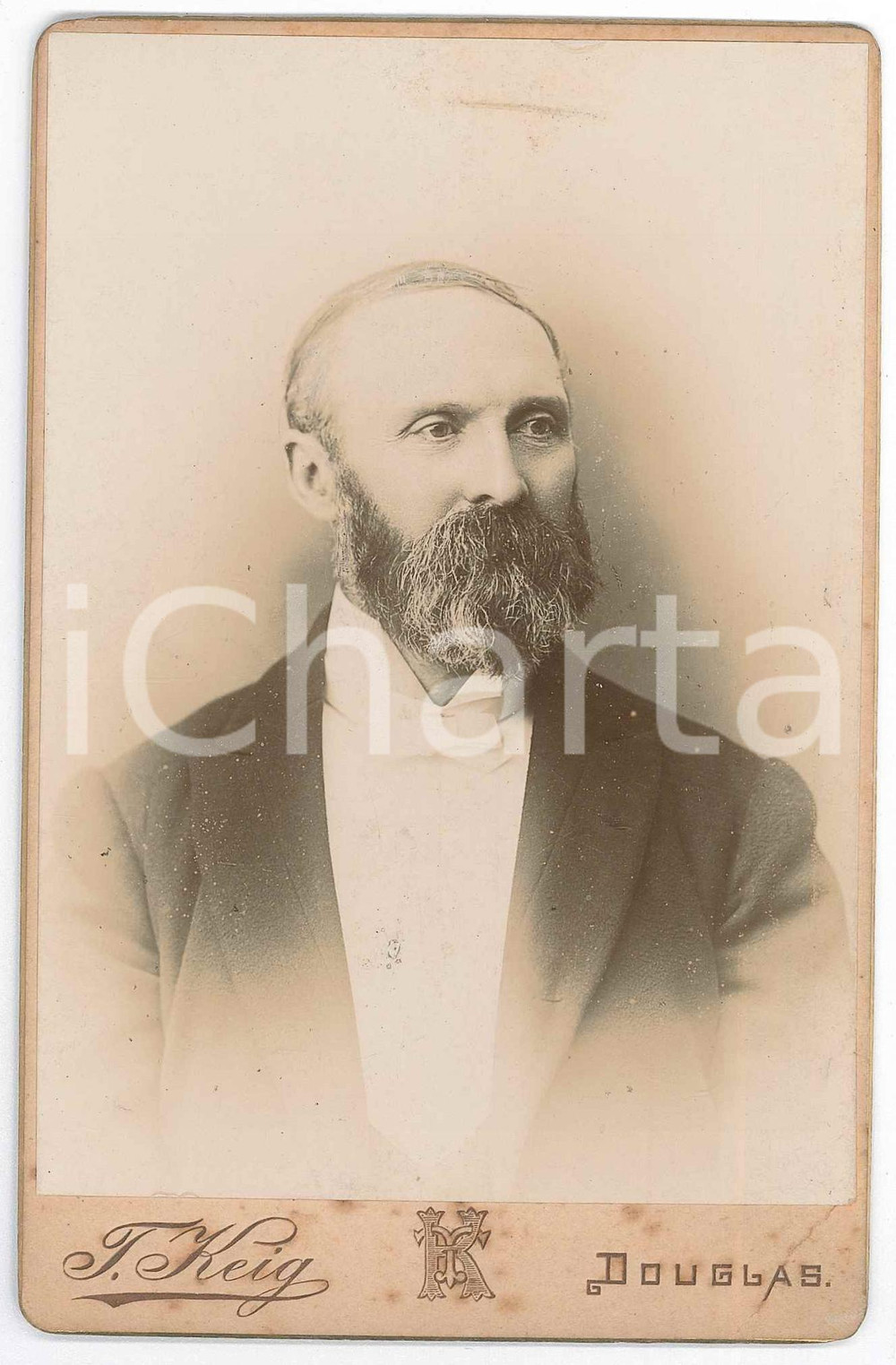 1890 ca DOUGLAS (ISLE OF MAN) Portrait of a man *Photo T. KEIG Fotografia d'epoca, montata su cartoncino rigido.FOTOGRAFO: T. Keig - Prospect Hill, Douglas, Isle of Man FAIR/discreto piegatura angolare Formato: 11x16 cm originale e autentica 1