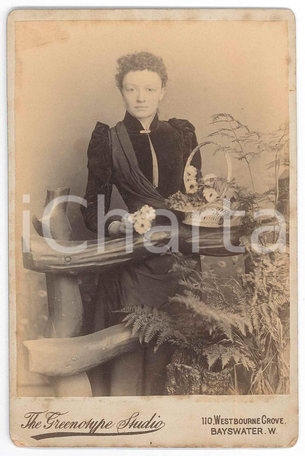 1895 ca LONDON Portrait of Mrs CONSTABLE with flowers - Photo Fotografia d'epoca, montata su cartoncino rigido.FOTOGRAFO: A. Wittcox - The Greenotype Studio - 110, Westbourne Grove, London FAIR/discreto fioriture; minime abrasioni angolari Formato: 11x16 cm originale e autentica 1