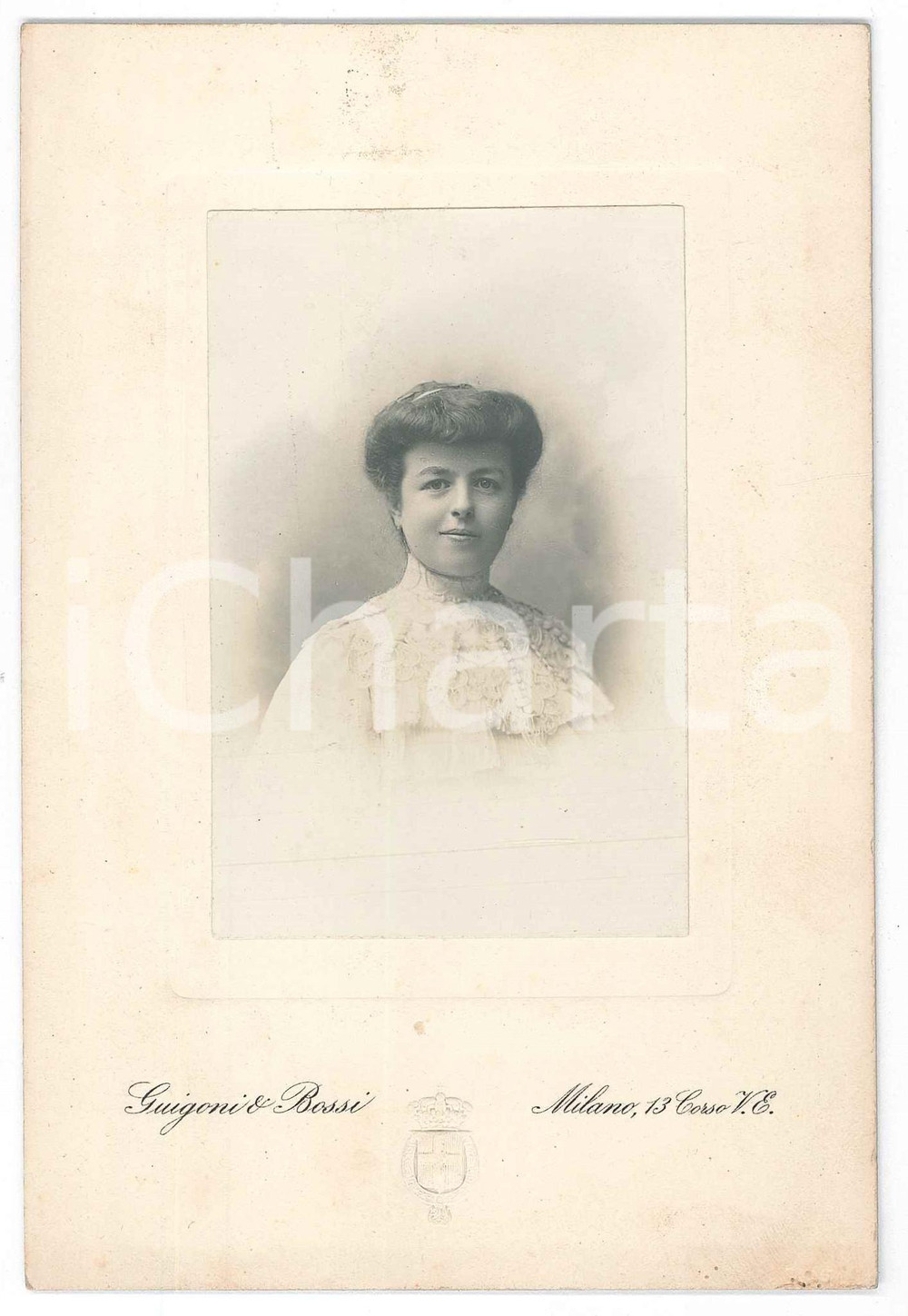 Fotografia d epoca originale 1900 ca MILANO Donna in abito bianco  Busto  Ritratto Foto GUIGONI & BOSSI 1