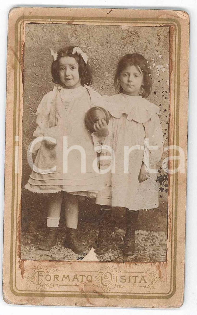 1870 ca. ITALIA - Ritratto di bambine con una palla *Foto NEGRI CDV (1)  Fotografia d'epoca, su cartoncino rigido.FOTOGRAFO: Angelo Negri VERY POOR/gravemente danneggiato Abrasioni e piegature angolari, segni e macchie diffuse, mancanza al lato inferiore della foto Formato: 6 x 10 cm originale e autentica 1