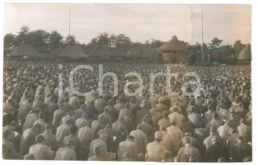 1940 ca WW2 JAPAN Soldati al campo - Cerimonia ufficiale *Foto DANNEGGIATA 24x15 Fotografia d'epoca.  VERY POOR/gravemente danneggiato strappo verticale, riparato; piegature evidenti; vasto alone Formato: 24x15 cm originale e autentica 1