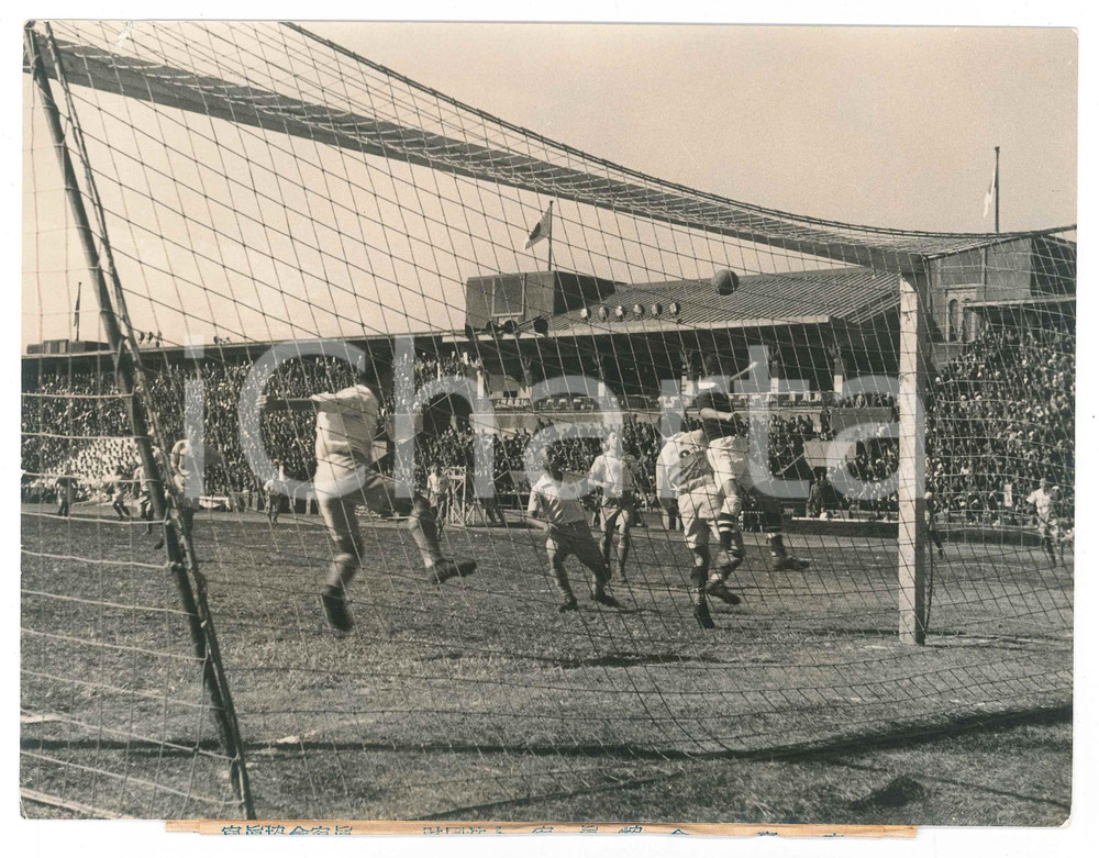 1940 ca JAPAN - SOCCER - Aoyama Normal vs Kobe First Middle schools - Photo Fotografia d'epoca, con didascalia dattiloscritta.  POOR/danneggiato strappo di 1 cm al lato superiore Formato: 23x17 cm originale e autentica 1