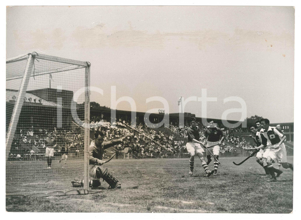 1940 ca SPORT - JAPAN team - FIELD HOCKEY match - Photo 22x15 cm Fotografia d'epoca.  VERY POOR/gravemente danneggiato ampia piegatura angolare, piegature al lato sinistro, residui di colla e piccoli residui di carta al lato superiore Formato: 22x15 cm originale e autentica 1