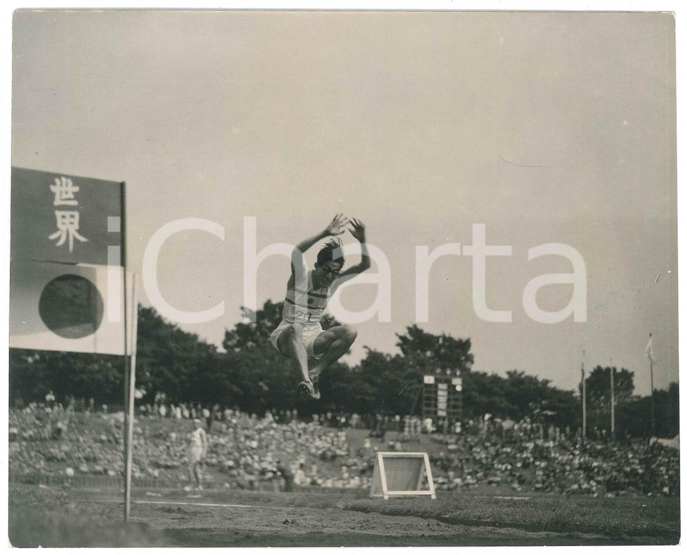 1940 ca JAPAN - SPORT - ATHLETICS - Broad jump - Photo 22x17 cm Fotografia d'epoca.  FAIR/discreto lievi piegature al lato sinistro; difetti di stampa Formato: 22x17 cm originale e autentica 1