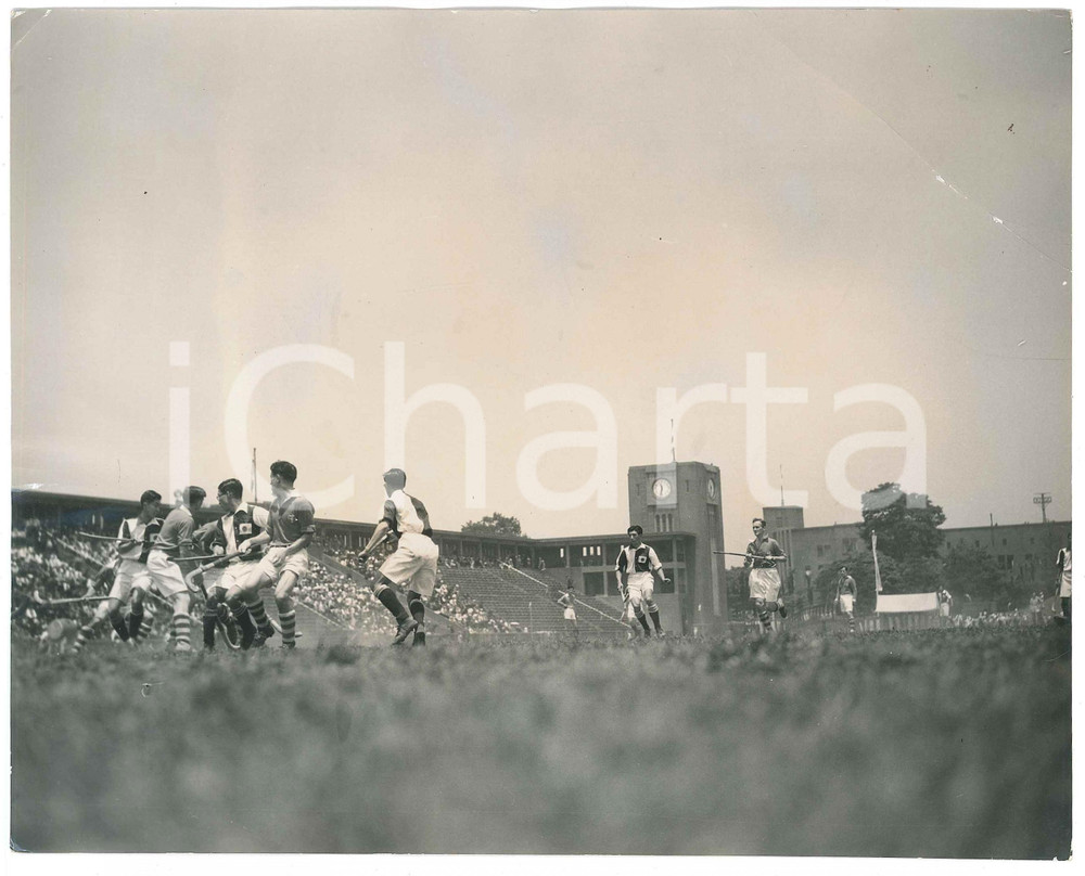1940 ca SPORT - JAPAN team - FIELD HOCKEY match - DAMAGED Photo 22x18 cm Fotografia d'epoca.  VERY POOR/gravemente danneggiato ampia piegatura angolare, increspature al lato sinistro, aloni Formato: 22x18 cm originale e autentica 1