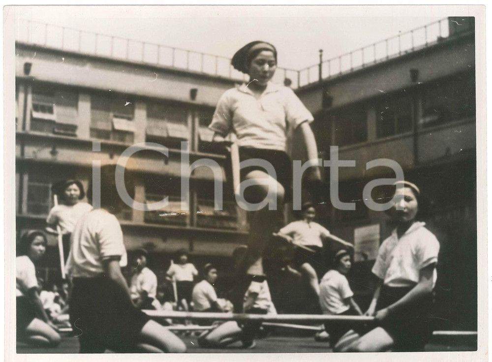 1940 ca JAPAN - SPORT - GYMNASTICS - Schoolgirls jumping *Photo 24x18 cm Fotografia d'epoca.  VERY POOR/gravemente danneggiato piegature angolari, residuo centrale di carta e colla, difetti di stampa Formato: 24x18 cm originale e autentica 1