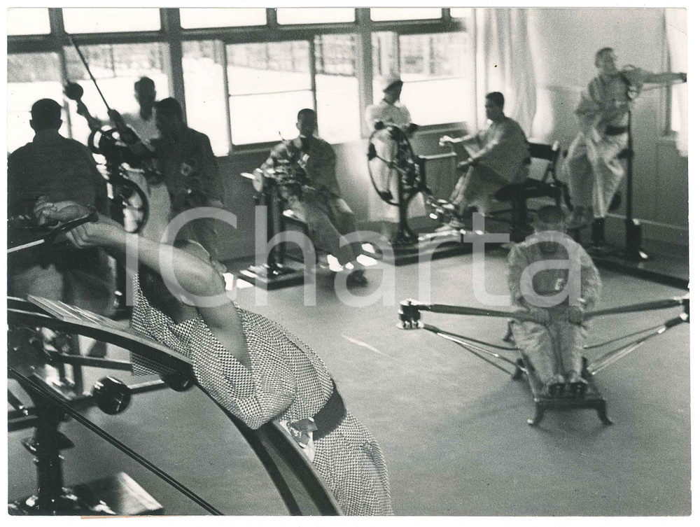 1940 ca WW2 JAPAN Hospitalization of the war wounded - Rehabilitation exercises Fotografia d'epoca, con didascalia dattiloscritta.  FAIR/discreto piegature angolari Formato: 22x16 cm originale e autentica 1