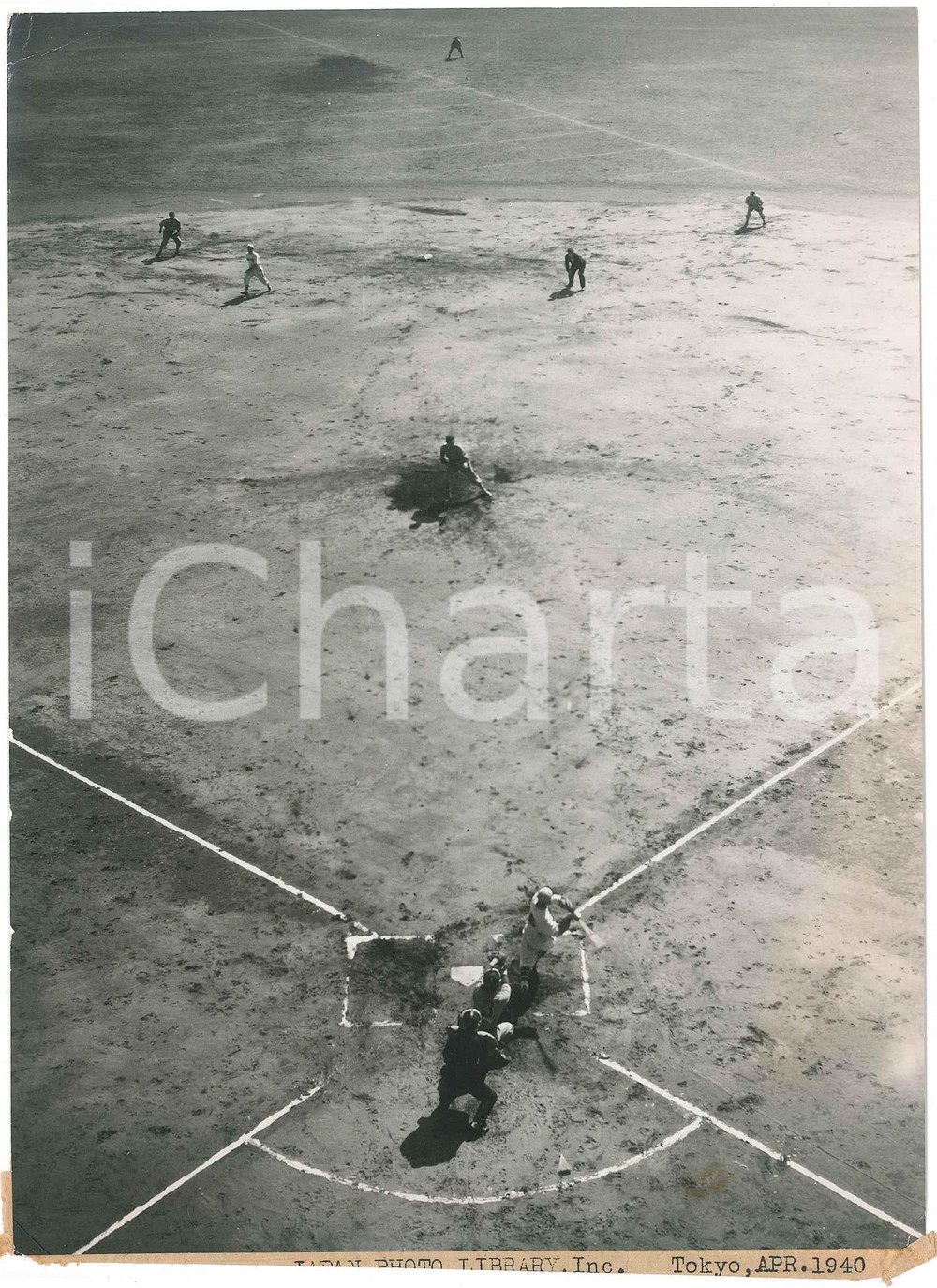 1940 TOKYO (JAPAN) - BASEBALL - Professional leaguers - Match *Photo 16x22 cm Fotografia d'epoca, con didascalia dattiloscritta al lato inferiore.  FAIR/discreto piegature angolari; macchia al lato inferiore; mancanze alla didascalia al lato inferiore Formato: 16x22 cm originale e autentica 1