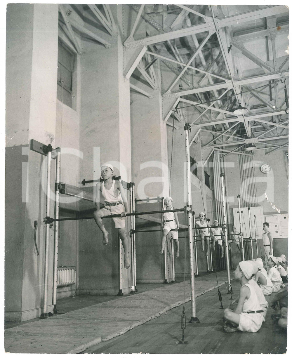 1940 ca JAPAN - SPORT - GYMNASTICS - Schoolboys - DAMAGED Photo 20x25 cm Fotografia d'epoca.  VERY POOR/gravemente danneggiato profondo strappo al lato destro; piegature marginali; piccola macchia al lato superiore Formato: 20x25 cm originale e autentica 1
