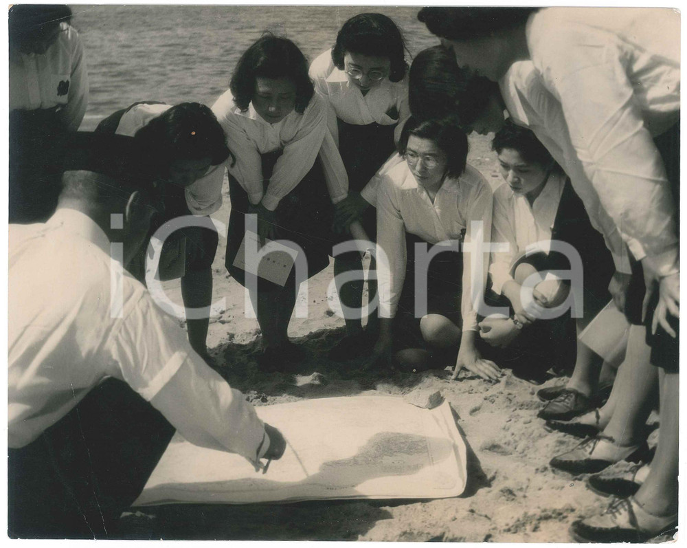 1940 ca JAPAN - SCHOOL - Geography lesson for girls on the beach *Photo 24x18 cm Fotografia d'epoca.  POOR/danneggiato evidenti piegature al lato sinistro; piccole piegature angolari Formato: 22x17 cm originale e autentica 1