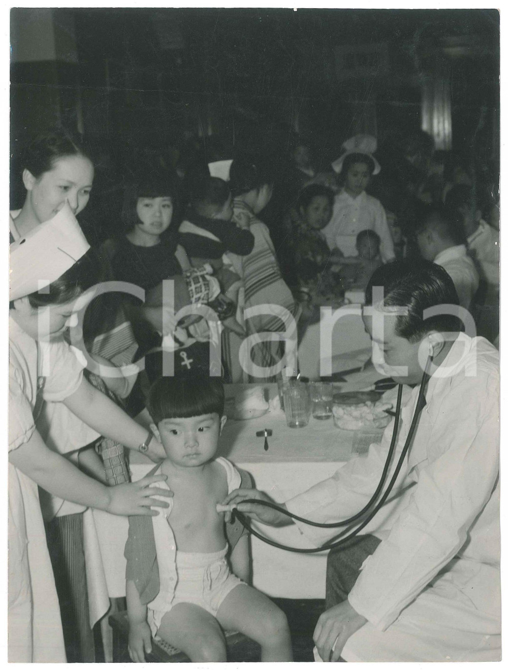 1940 ca JAPAN - HEALTH - Medical examinations for babies *Photo 17x22 cm Fotografia d'epoca.  POOR/danneggiato piegatura al lato superiore Formato: 17x22 cm originale e autentica 1