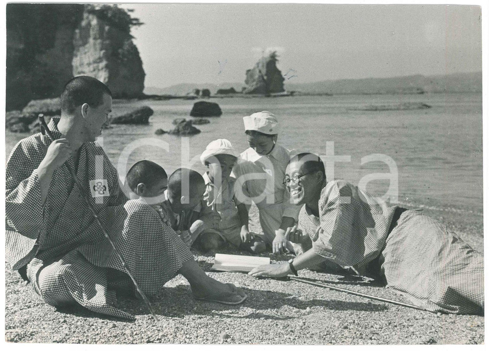1940 ca JAPAN - SCHOOL - A lesson on the beach *Photo 21x15 cm Fotografia d'epoca.  FAIR/discreto lievi residui di colla al lato destro Formato: 21x15 cm originale e autentica 1