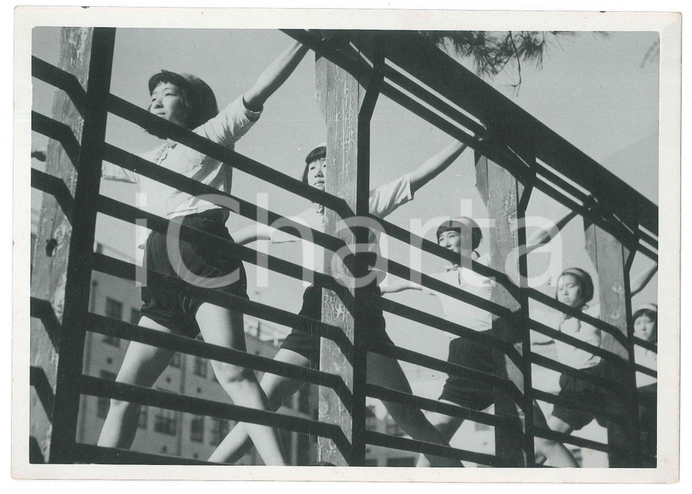 1940 ca JAPAN - SPORT - GYMNASTICS - Exercises for young girls *Photo 18x13 cm Fotografia d'epoca.  GOOD/buono ma minime piegature angolari Formato: 18x13 cm originale e autentica 1