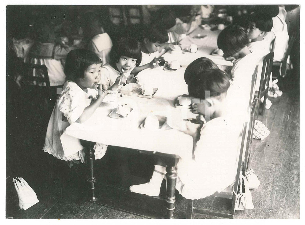 1940 ca JAPAN - CHILDREN - Breakfast at the preschool - Photo 15x11 cm Fotografia d'epoca.  GOOD/buono  Formato: 15x11 cm originale e autentica 1