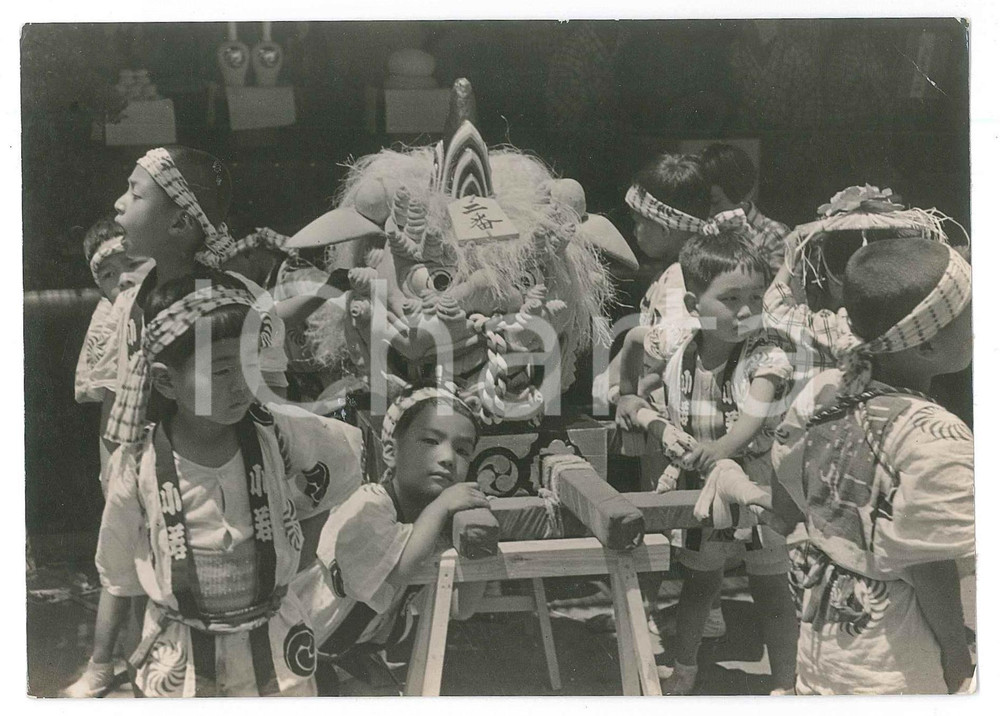1940 ca JAPAN - Children and dragon during a folk festival - Photo 15x11 cm Fotografia d'epoca.  GOOD/buono  Formato: 15x11 cm originale e autentica 1