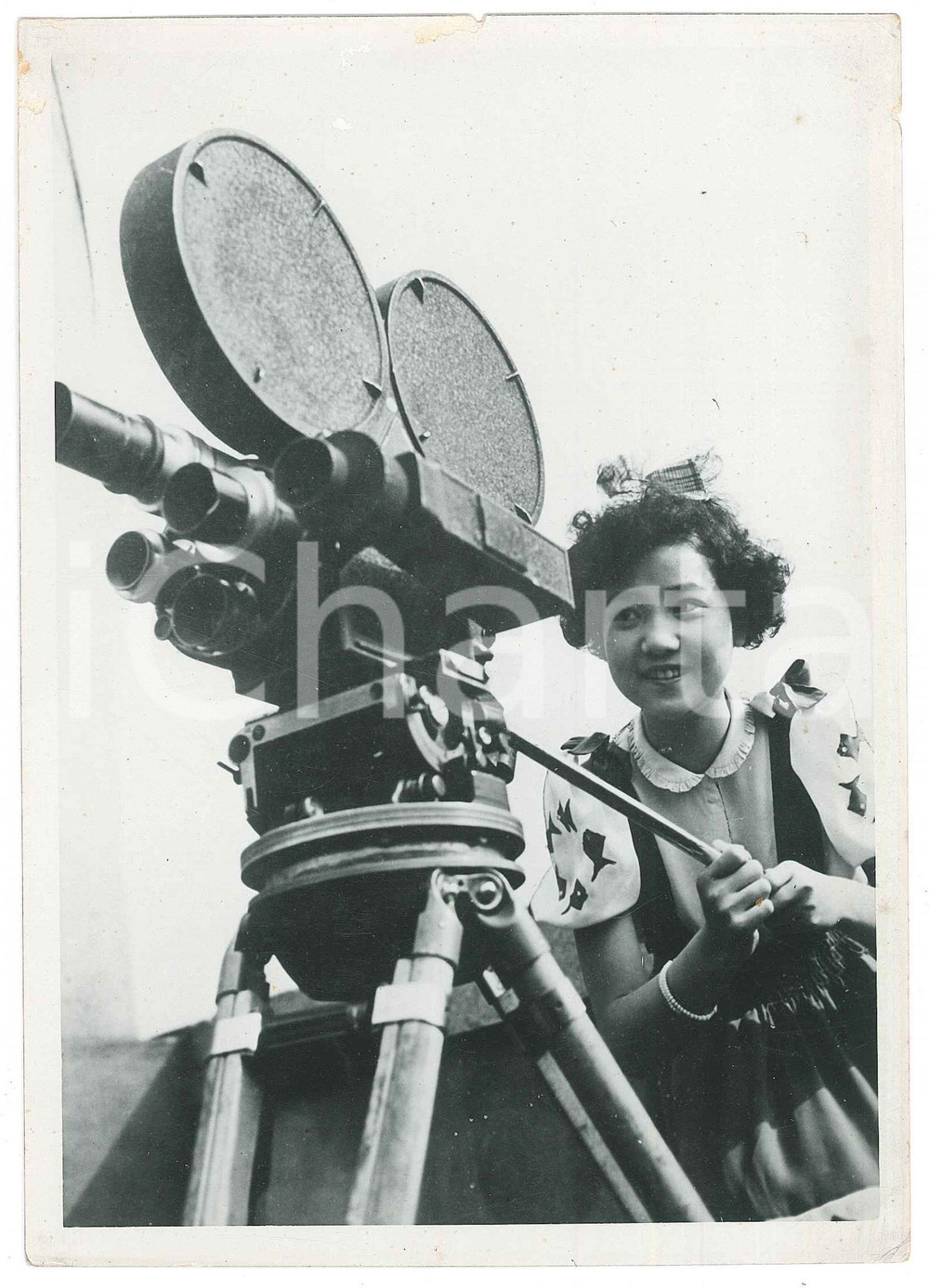 1940 ca JAPAN - Young girl on camera - Photo 13x18 cm Fotografia d'epoca.  POOR/danneggiato minime piegature angolari e rosure marginali, con minime mancanze Formato: 13x18 cm originale e autentica 1