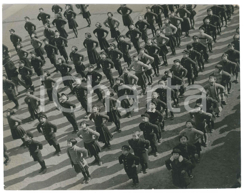 1940 ca JAPAN - CHILDREN - Exercises in the school yard - Photo 22x17 cm Fotografia d'epoca.  POOR/danneggiato piegature angolari e strappo al lato sinistro Formato: 22x17 cm originale e autentica 1