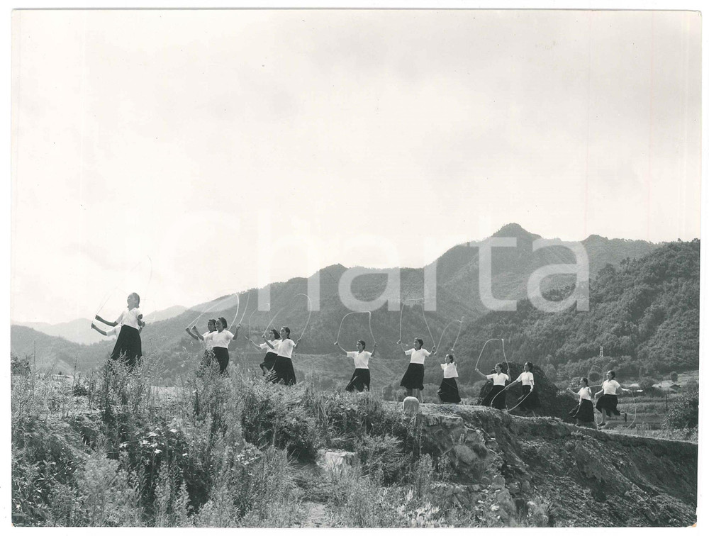 1940 ca JAPAN - SCHOOL - Outdoor jump rope - Photo 22x16 cm Fotografia d'epoca.  GOOD/buono minime abrasioni angolari Formato: 22x16 cm originale e autentica 1