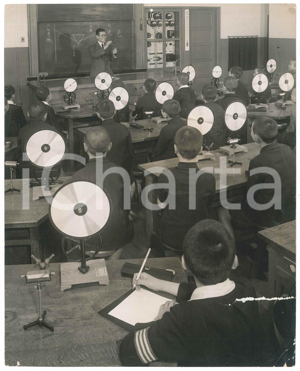 1940 ca JAPAN - SCHOOL - Physics class - DAMAGED Photo 20x25 cm Fotografia d'epoca.  VERY POOR/gravemente danneggiato piegature angolari; piccolo strappo al lato superiore; profondo strappo al lato destro di 5 cm Formato: 25x20 cm originale e autentica 1