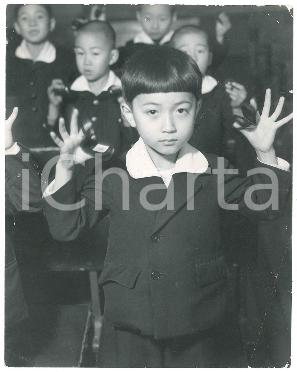 1940 ca JAPAN - Elementary SCHOOL - Playing the castanets - Photo 20x25 cm Fotografia d'epoca.  VERY POOR/gravemente danneggiato profonde piegature angolari; strappi marginali; difetti di stampa Formato: 20x25 cm originale e autentica 1