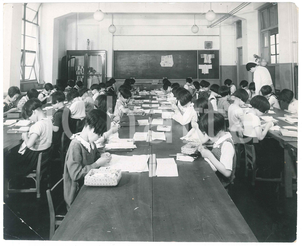1940 ca JAPAN - Elementary SCHOOL - Sewing class  *Photo 25x20 cm Fotografia d'epoca.  VERY POOR/gravemente danneggiato profonde piegature angolari, piccole mancanze di pellicola Formato: 25x20 cm originale e autentica 1