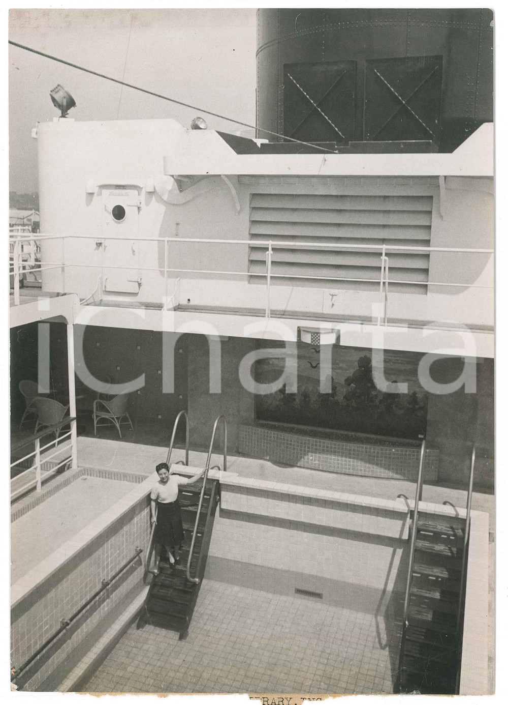 1940 ca JAPAN Cruise ship - Woman in an empty pool *Photo 16x22 cm Fotografia d'epoca.  POOR/danneggiato piegature angolari e smussature Formato: 16x22 cm originale e autentica 1