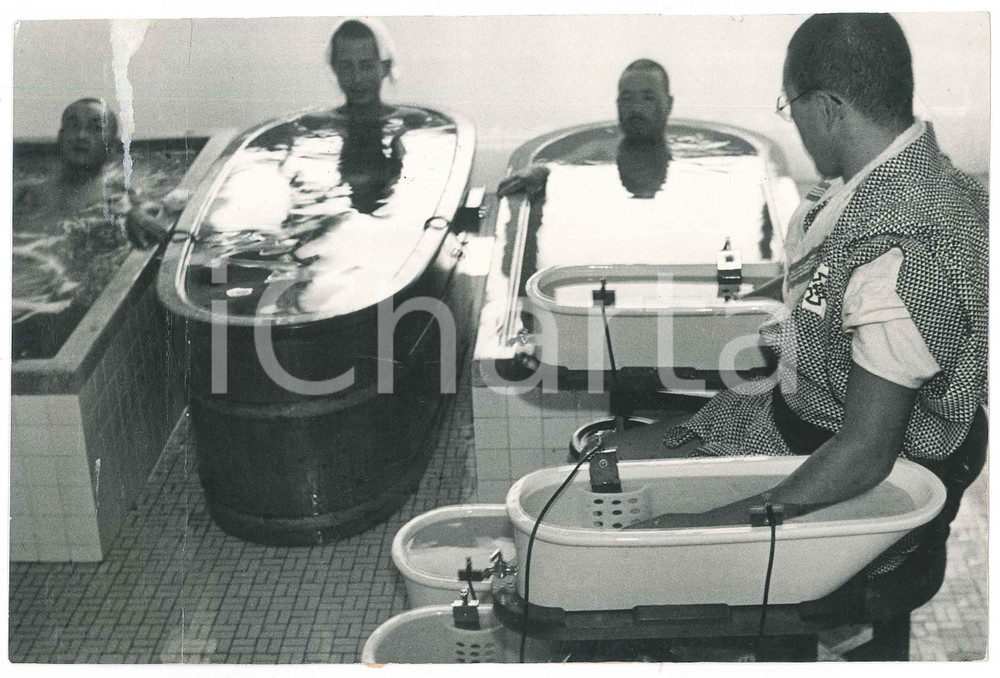 1940 ca WW2 JAPAN Hospitalization of the war wounded - DAMAGED Photo 21x14 cm Fotografia d'epoca.  VERY POOR/gravemente danneggiato profonda piegatura verticale, piegature angolari e residui di colla al lato sinistro Formato: 21x14 cm originale e autentica 1