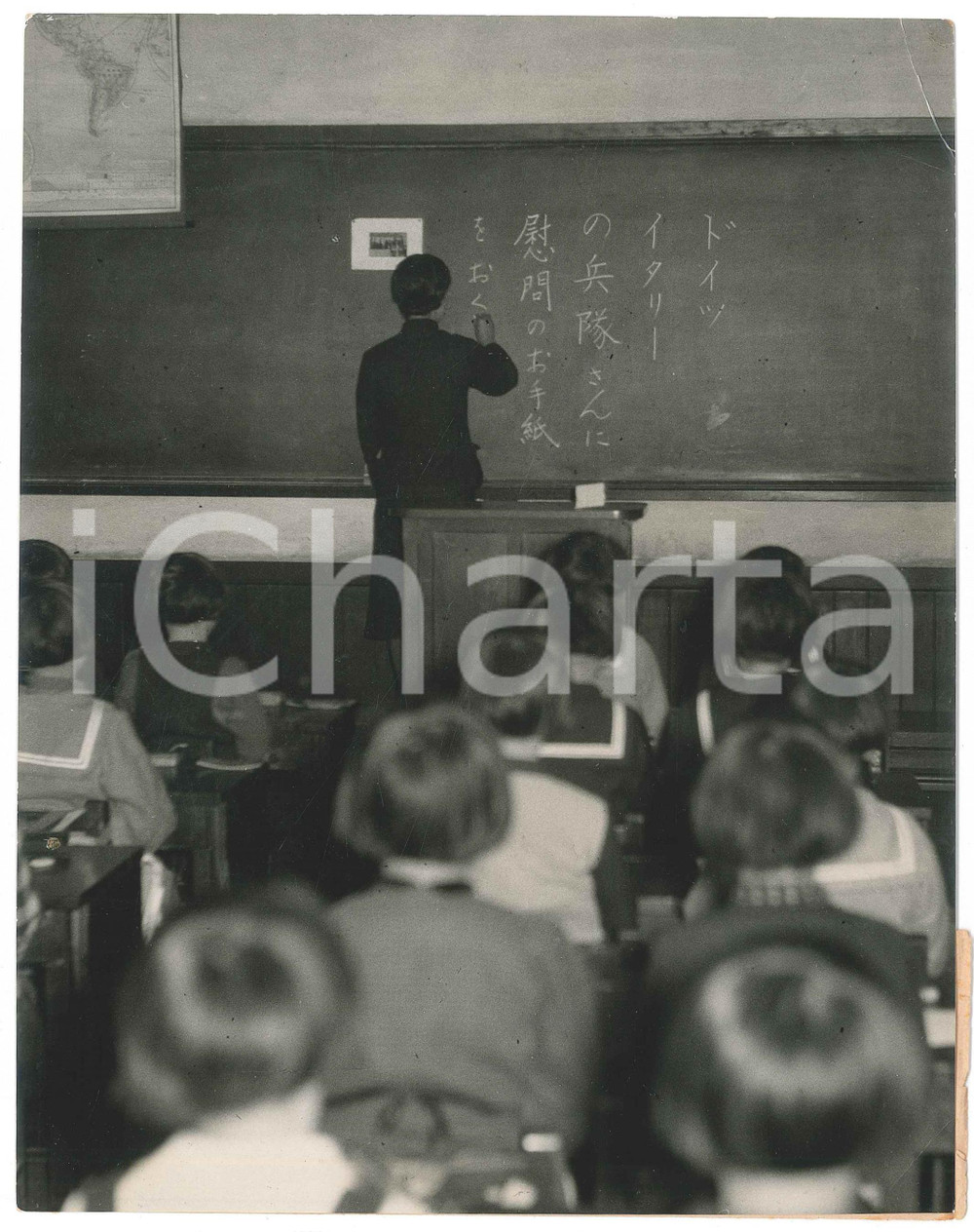 1940 ca WW2 JAPAN Teacher invites children to write letters to soldiers *Photo Fotografia d'epoca.  FAIR/discreto piegature angolari; piccolo residuo cartaceo al lato sinistro Formato: 21x14 cm originale e autentica 1