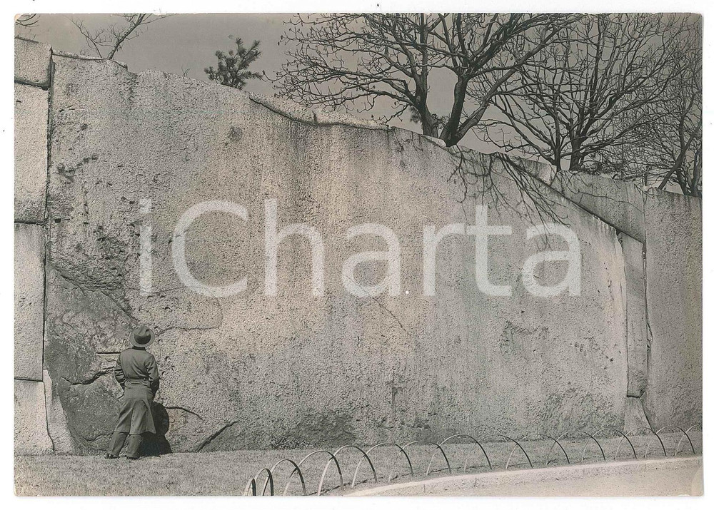 1940 ca WW2 JAPAN Man near a damaged wall - Photo 16x11 cm Fotografia d'epoca.  GOOD/buono  Formato: 16x11 cm originale e autentica 1