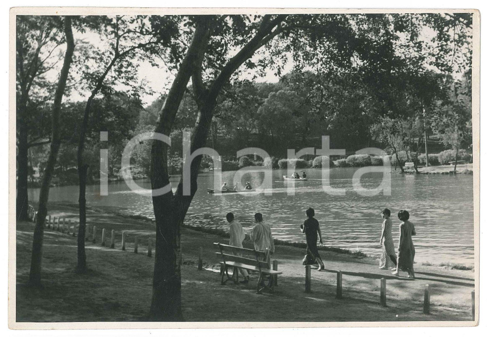 1940 ca TOKYO (?) JAPAN - People in a park - Photo 19x13 cm Fotografia d'epoca.  FAIR/discreto lievi macchie in trasparenza; minime rosure angolari Formato: 19x13 cm originale e autentica 1
