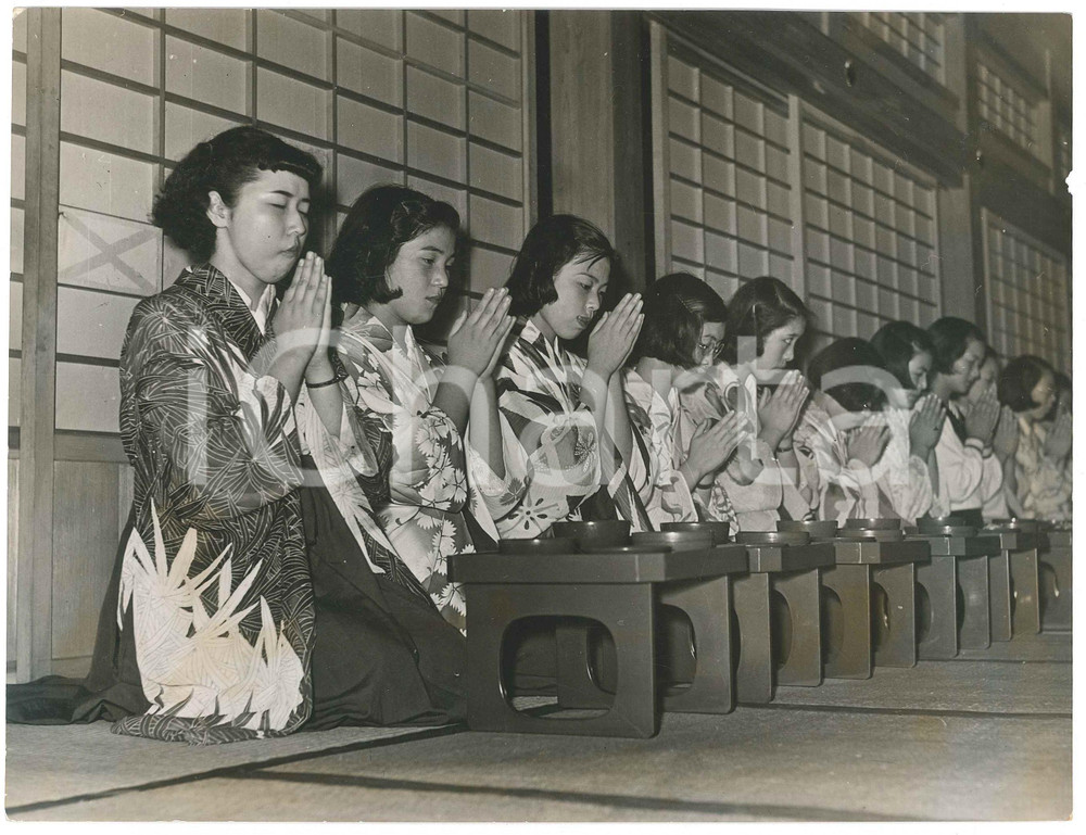 1940 TOKYO (JAPAN) SCHOOL - Girls praying before the supper - Photo 22x17 cm Fotografia d'epoca, con didascalia originale al verso.  FAIR/discreto aloni Formato: 22x17 cm originale e autentica 1