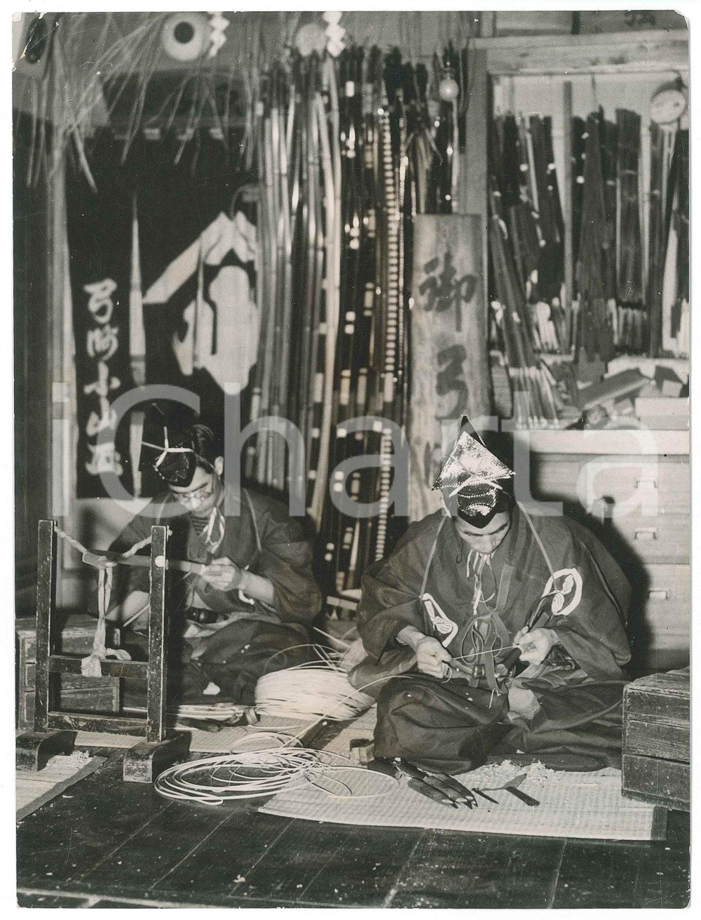 1940 ca TOKYO (JAPAN) SAMURAI - Bow entwined with rattan cord - Photo 17x22 cm Fotografia d'epoca, con didascalia originale al verso.  POOR/danneggiato piegature angolari Formato: 17x22 cm originale e autentica 1