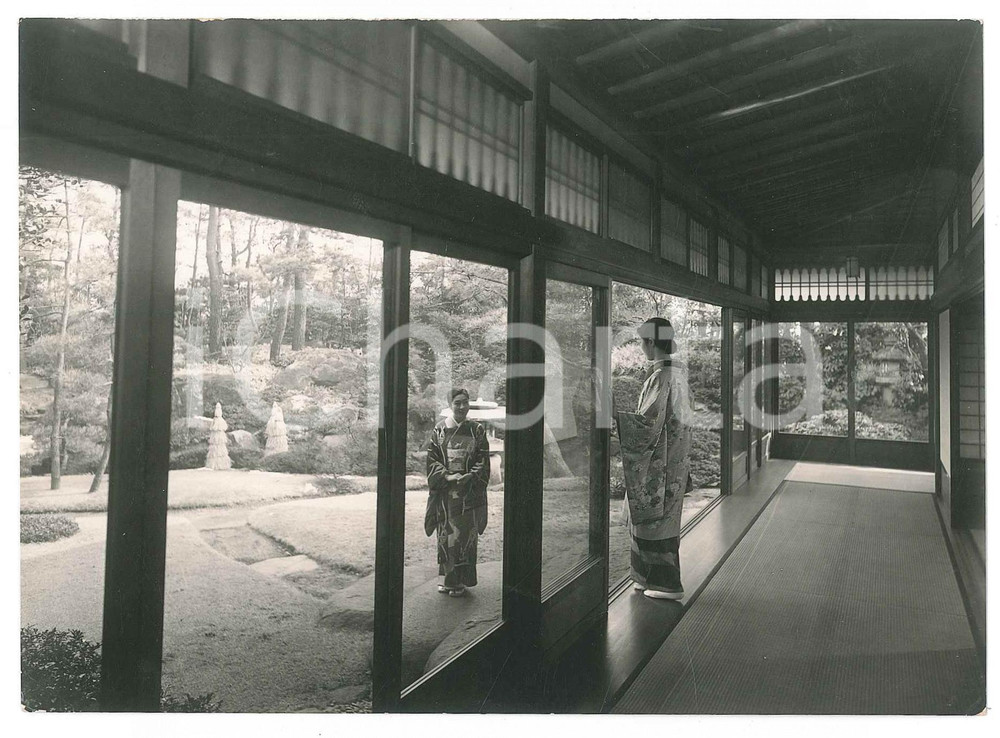 1940 ca JAPAN - CUSTOMS - Geisha girls in their house - Photo 15x10 cm Fotografia originale d'epoca. GOOD/buono ma residui cartacei al verso Formato: 15x10 cm originale e autentica 1