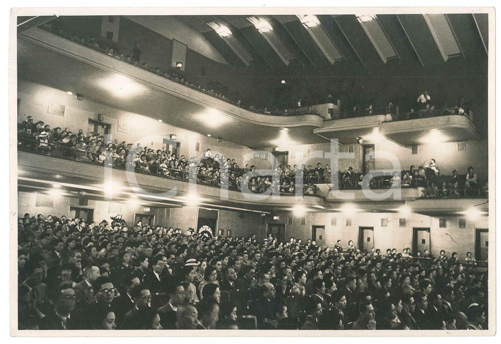 1940 ca JAPAN - TOKYO (?) - People in a cinema - Photo 18x13 cm Fotografia originale d'epoca, con timbro al verso. FAIR/discreto piccole piegature angolari Formato: 18x13 cm originale e autentica 1