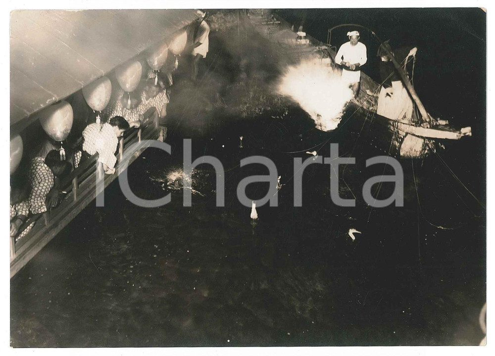 1940 ca JAPAN - FESTIVALS Cormorant fishing on the Nagara River (2) Photo 15x10 Fotografia originale d'epoca, con didascalia e timbro al verso. FAIR/discreto piegatura angolare Formato: 15x10 cm originale e autentica 1