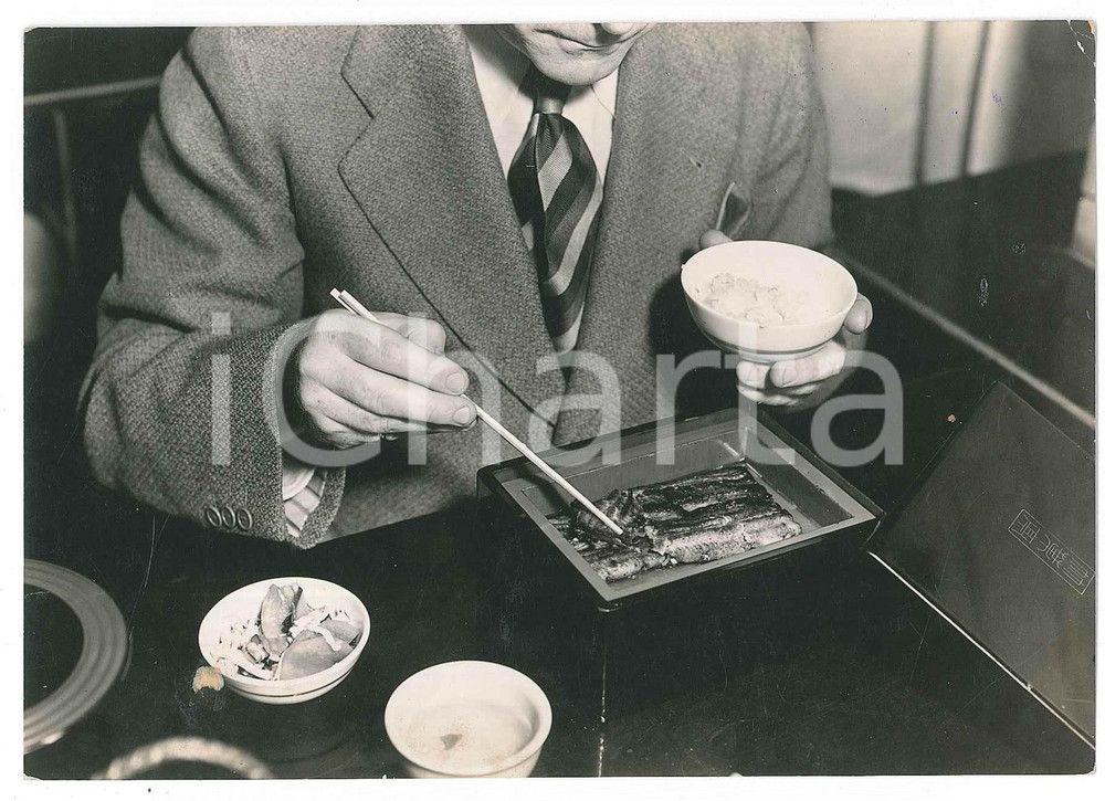 1940 ca JAPAN- CUSTOMS - Man during the tea ceremony - Photo 15x10 cm Fotografia originale d'epoca.  FAIR/discreto minima piegatura angolare e residuo di carta al lato inferiore FORMATO: 15x10 cm originale e autentica 1
